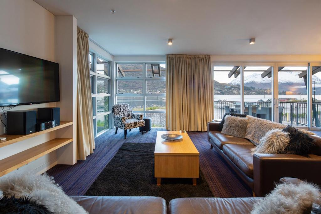 Absolute Lakefront Location - 3 Bedroom Apartment 퀸즈타운 외부 사진