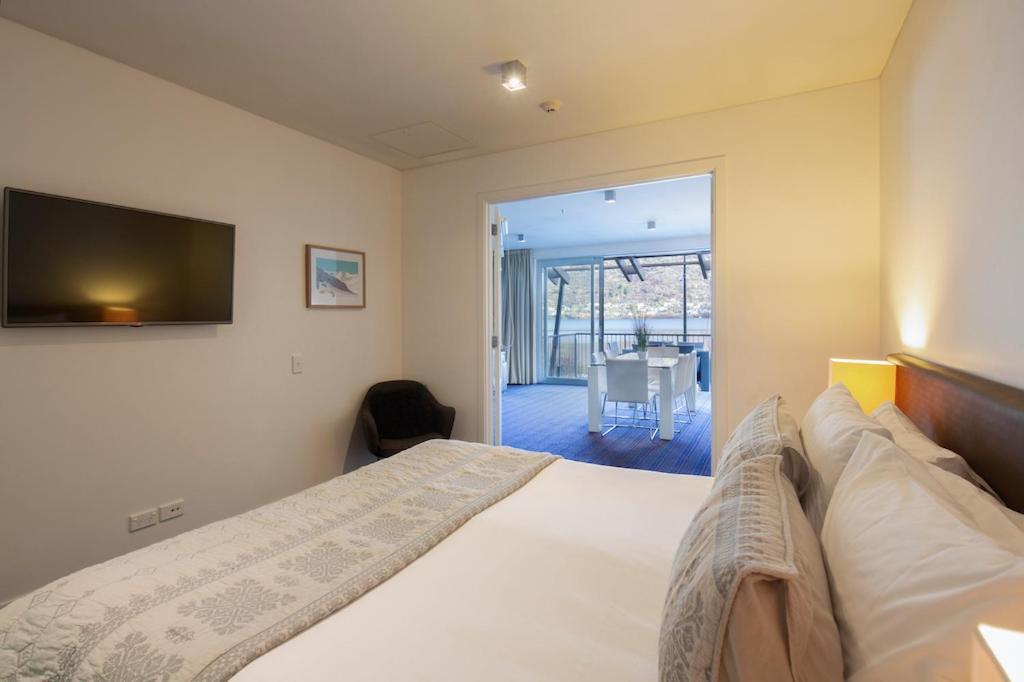 Absolute Lakefront Location - 3 Bedroom Apartment 퀸즈타운 외부 사진