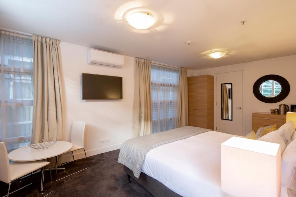 Absolute Lakefront Location - 3 Bedroom Apartment 퀸즈타운 외부 사진