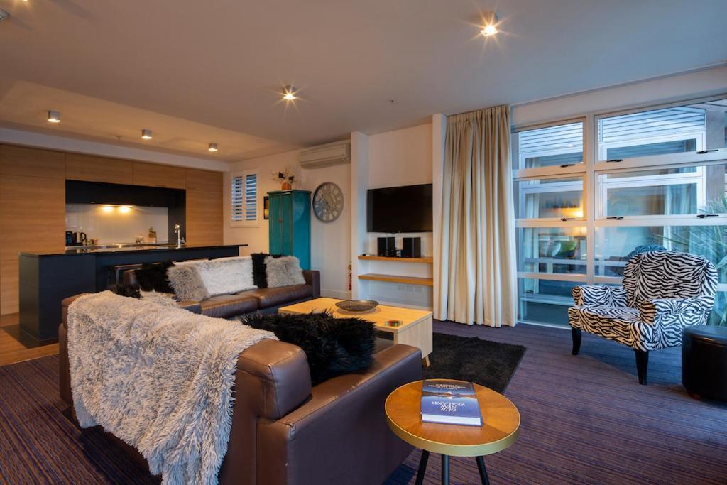 Absolute Lakefront Location - 3 Bedroom Apartment 퀸즈타운 외부 사진