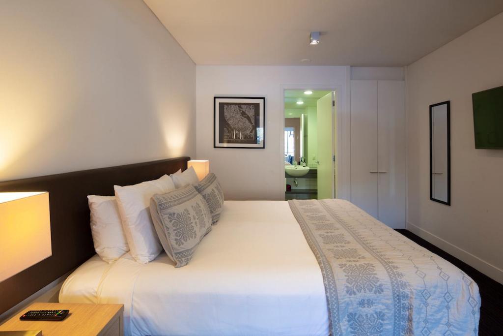 Absolute Lakefront Location - 3 Bedroom Apartment 퀸즈타운 외부 사진