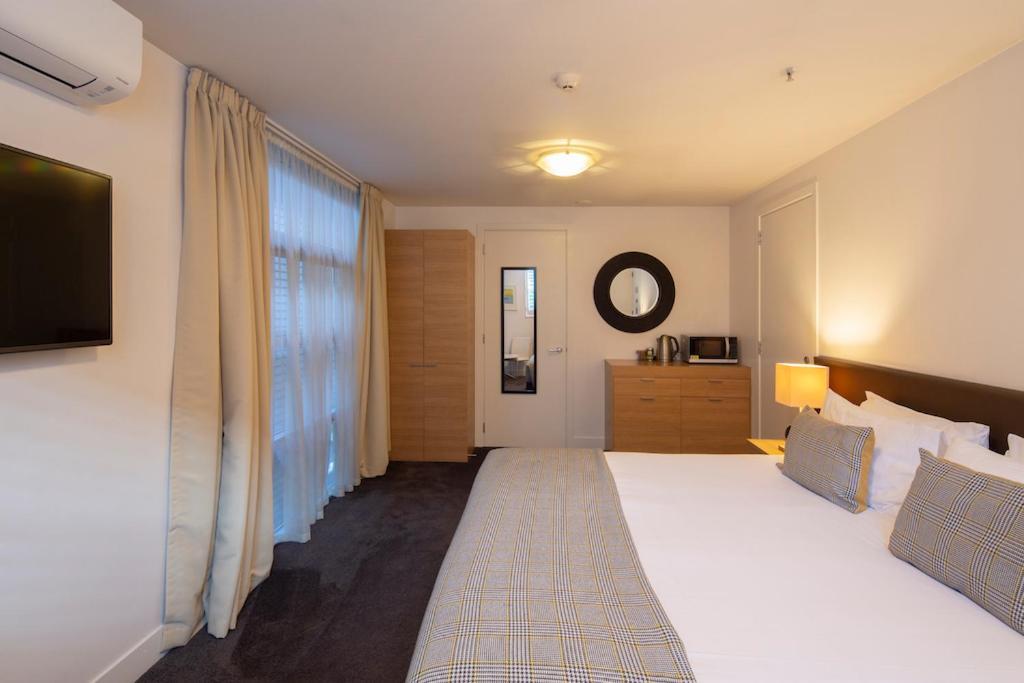 Absolute Lakefront Location - 3 Bedroom Apartment 퀸즈타운 외부 사진