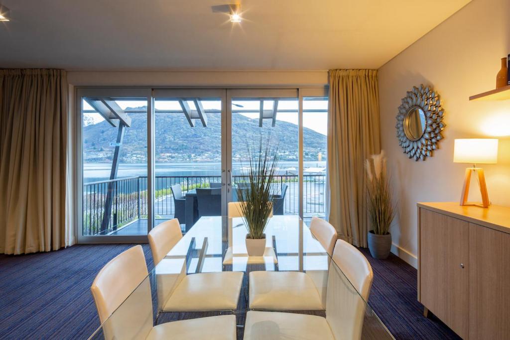 Absolute Lakefront Location - 3 Bedroom Apartment 퀸즈타운 외부 사진